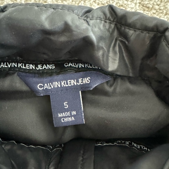 Boys Black Calvin Klein Puffer Vest. Size 5 - Picture 3 of 3